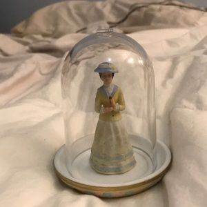 Mini mrs Albee doll with plate and cover Avon